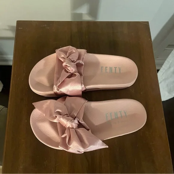 Slides Fenty! - Picture 3 of 5